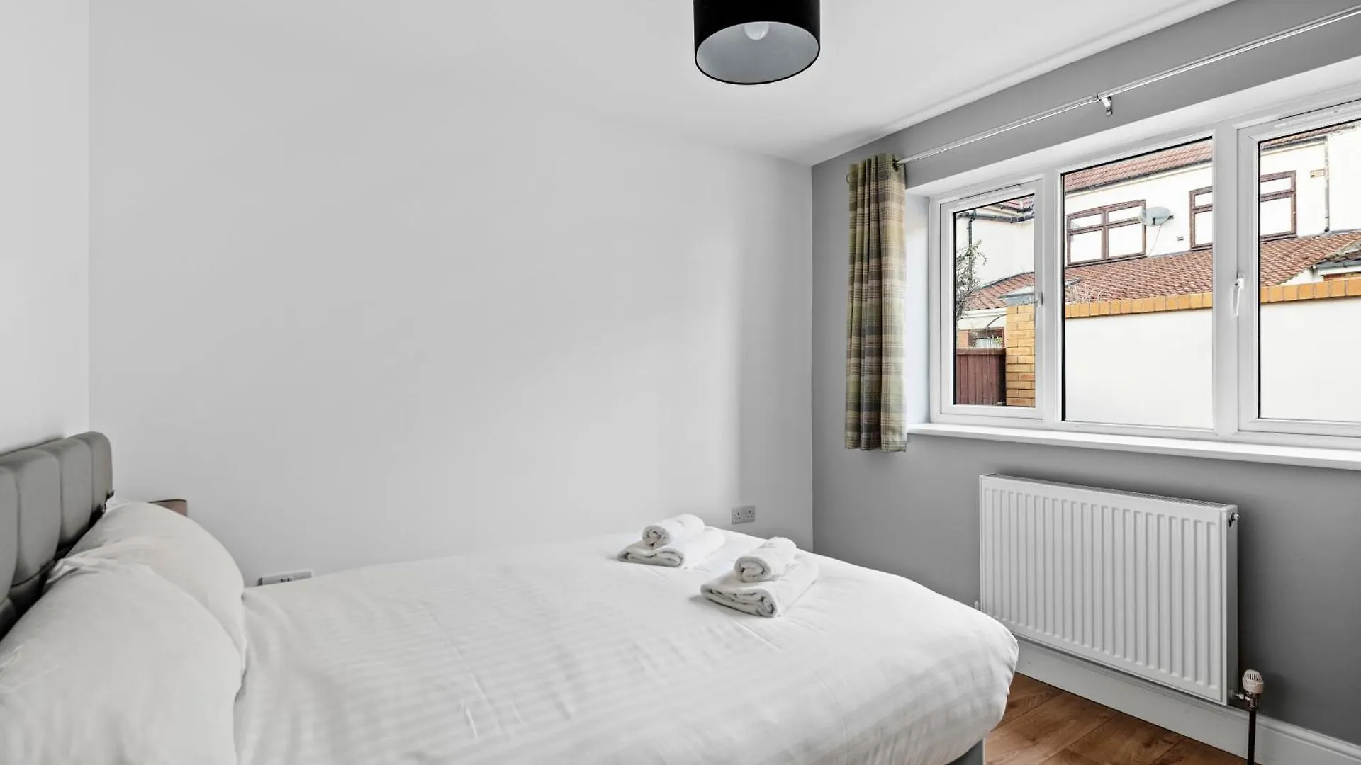 Stylish 2 Bed Bungalow In East Ham, Close To Excel London Apartman